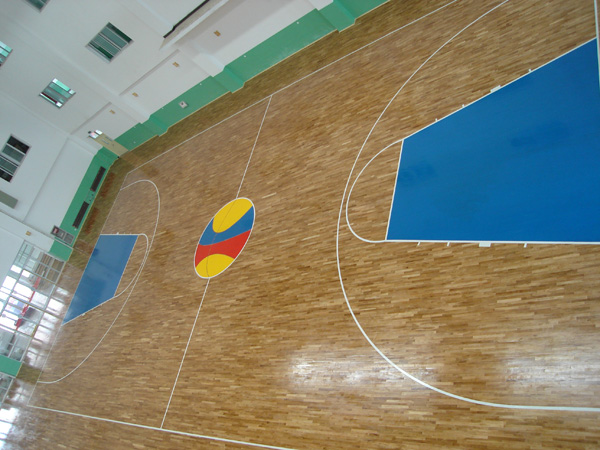 体育木地板的油漆与喷涂
