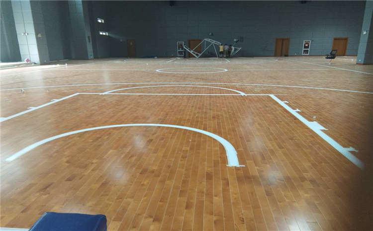 枫木体育馆木地板一般多少钱？